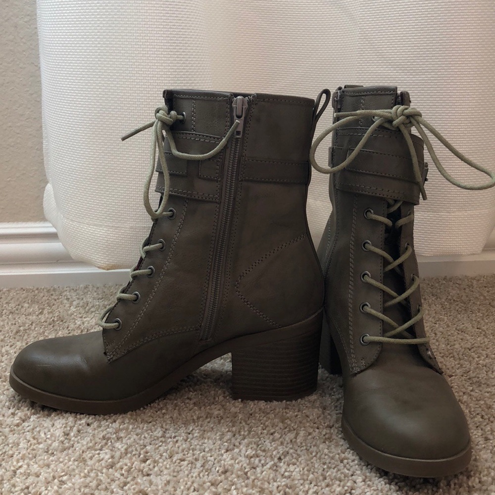 Guess, combat boots, size 8- US